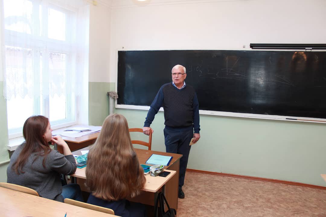 AKgMUGSZCX8.jpg